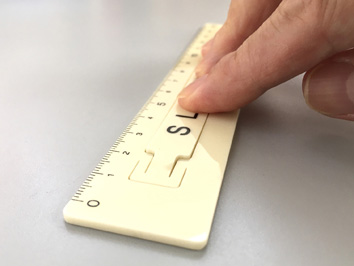 浮き上がった平らなスリット面を軽くワンプッシュするだけで定規を安定して固定できるので指先が疲れません。また、合わせた位置も正確に固定できます。ずれない定規,滑らない定規,固定も移動も自在にできる定規,レトロ定規,non-slip ruler,レトロ,デザイン,シンプル,ユニーク,おしゃれ,上質,高級,丈夫,プレゼント,ギフト,贈り物,記念,祝い,ノベルティ,プロモーション,文具,文房具